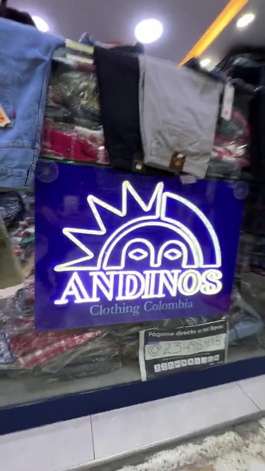 Aviso de neón de Andinos Clothing en la vitrina de su tienda, hecho por Neón Pro
