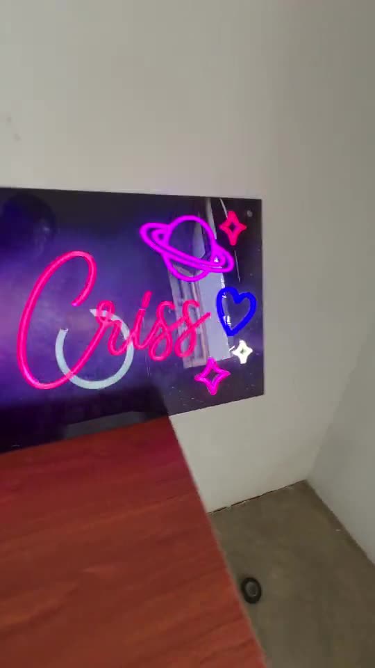 Letrero de neón Mi Criss con planeta y estrellas sobre fondo impreso, hecho por Neón Pro