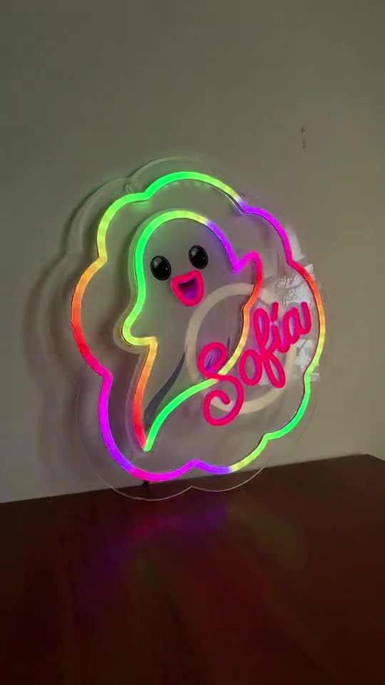 Letrero de neón personalizado con el nombre Sofía en luz RGB, hecho por Neón Pro
